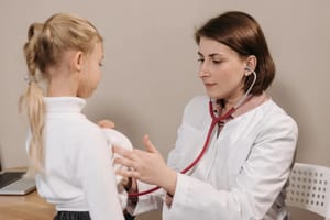 Prohlídka u pediatra před školou: co si v srpnu pohlídat, než se ordinace zaplní