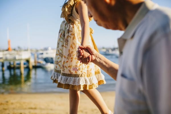 Týden u babičky a dědy: proč dětem prospívá to, co rodiče tajně neschvalují
