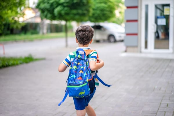 Adaptace prvňáčka na školu: jak poznat připravenost a co dítěti pomůže první týdny zvládnout