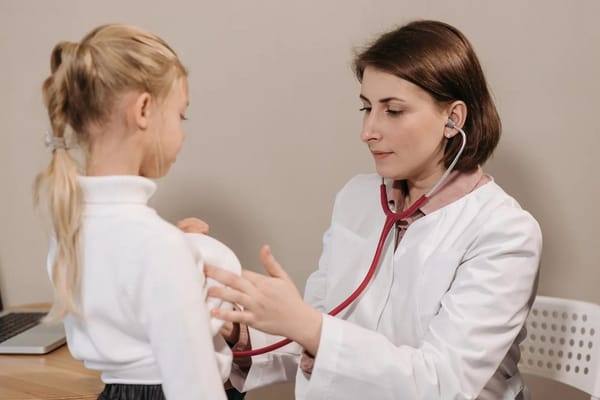 Prohlídka u pediatra před školou: co si v srpnu pohlídat, než se ordinace zaplní