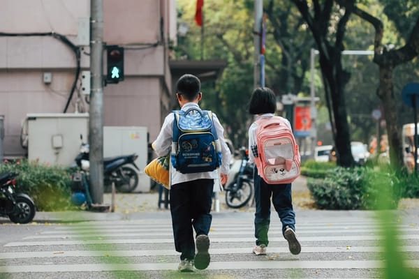 Sám do školy: od kdy může dítě chodit bez doprovodu a jak ho na cestu připravit